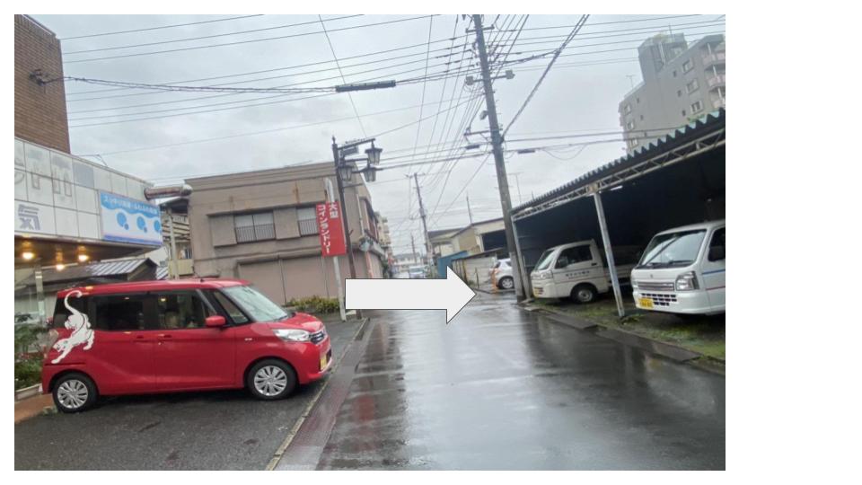 大型コインランドリーの看板を右方向にお進みください。